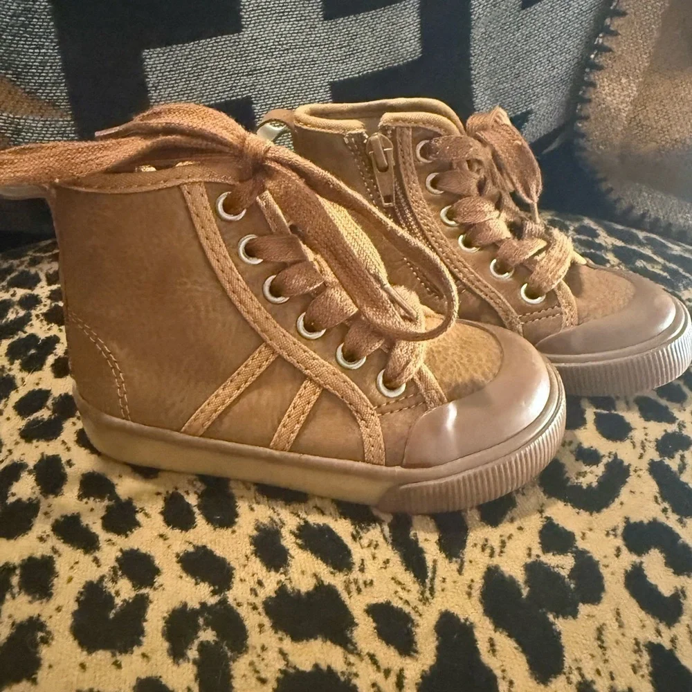 GAP Brown Sneakers with High-Top Design and Soft Material